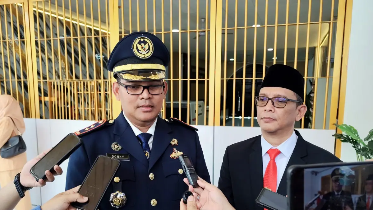 PEMBINAAN : Kepala Lapas Kelas IIB Nunukan, Donny Setiawan bersama Pj Sekda Nunukan, Raden Iwan Kurniawan usai menyerahkan remisi ke WBP. ASRULLAH/RADAR TARAKAN