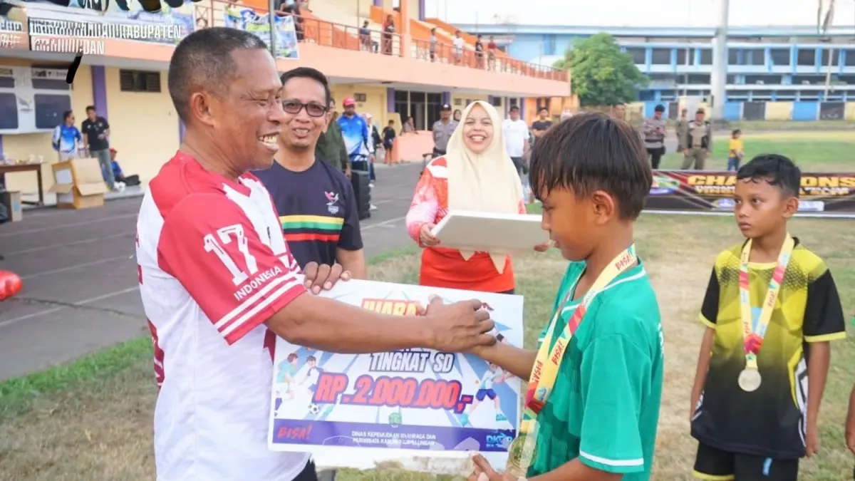 PENUTUPAN : Bupati Bulungan Syarwani menyerahkan hadiah kepada atlet-atlet usia dini yang menjadi juara di POP 2026.
(Taslee/Radar Tarakan)