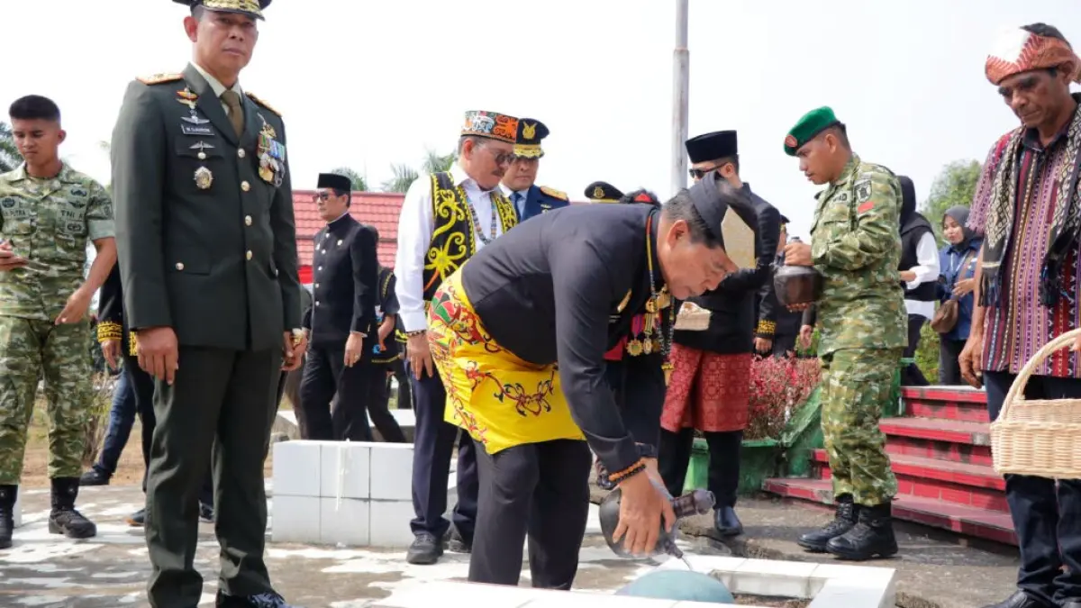 ZIARAH : Gubenur Kaltara H. Zainal A. Paliwang melakukan prosesi ziarah TMP Telabang Bangsa, Tanjung Selor.(FOTO: DKISP)