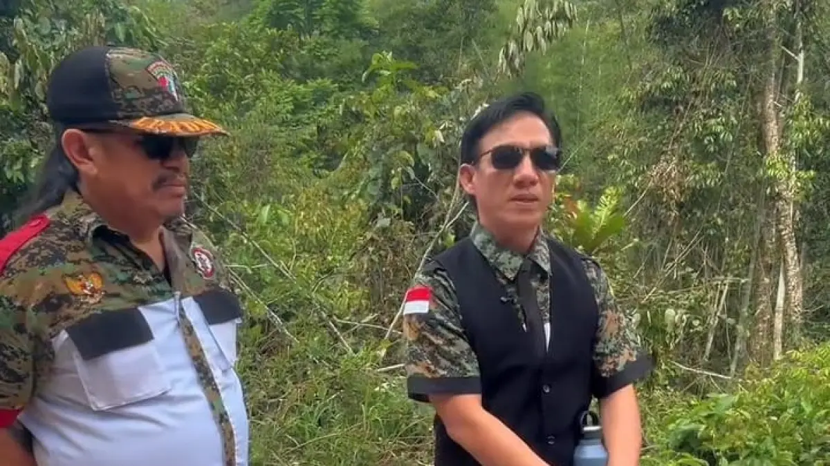 AKSES : Ketua Komisi III DPRD Kabupaten Nunukan Ryan Antoni saat melihat langsung kondisi jalan yang rusak parah hingga sulit dilalui.&nbsp;