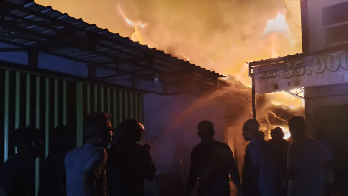 PEMADAM: Tim gabungan berjibaku melakukan pemadaman. 
