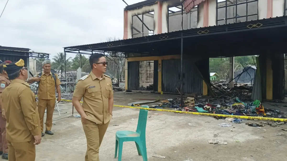 BERI BANTUAN: Bupati Ibrahim Ali meninjau lokasi kebakaran di Jalan Jenderal Sudirman, Selasa pagi (18/8).FOTO: SOPIAN/RADAR KALTARA