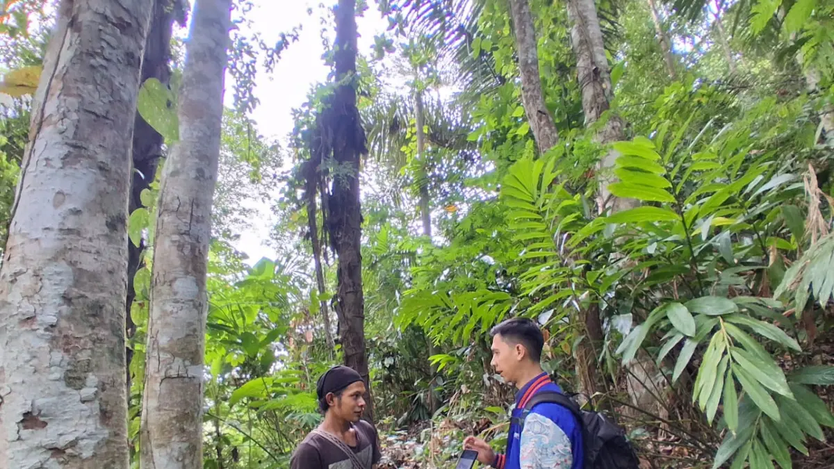 Mantri BRI Randy Wijaya menembus jalan terjal demi mendampingi pelaku usaha di Cianjur Selatan.