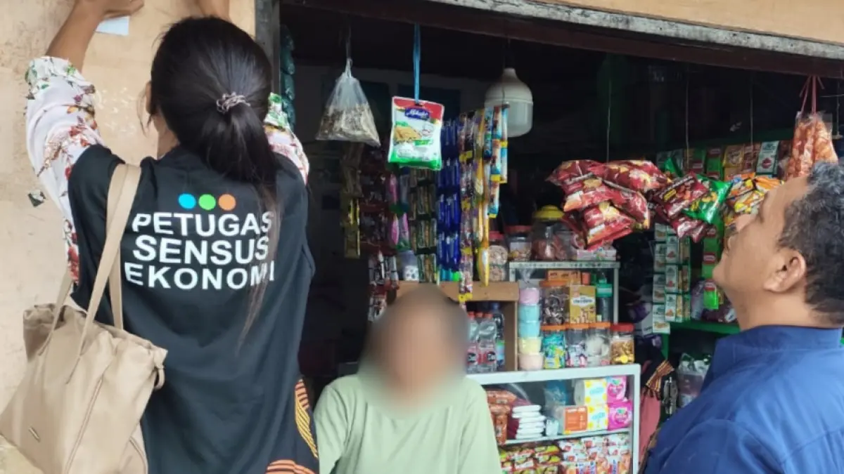 MENDATA : Petugas Sensus Ekonomi melakukan pendataan. ISTIMEWA