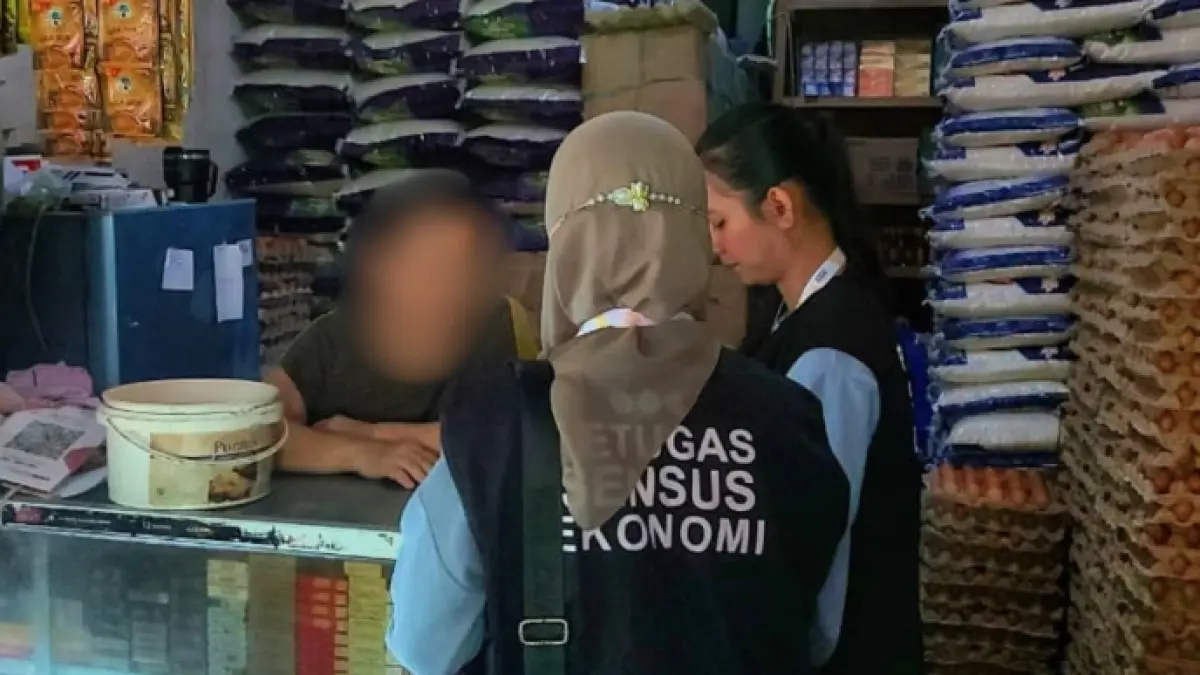 MENDATA : Petugas Sensus Ekonomi melakukan pendataan ke rumah. ISTIMEWA