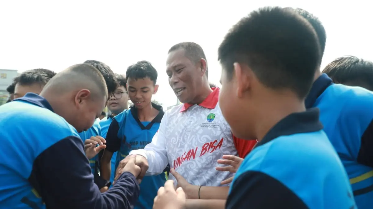 MENYAPA : Ketua Asprov PSSI Kaltara Syarwani menyapa pelajar di Bulungan.