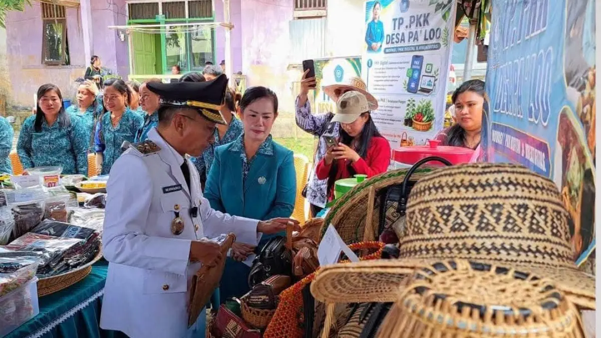 MODERNISASI : Wakil Bupati Nunukan, Hermanus bersama istri yang juga Wakil Ketua TP PKK Nunukan, Susanti melihat hasil produk UMKM.&nbsp;