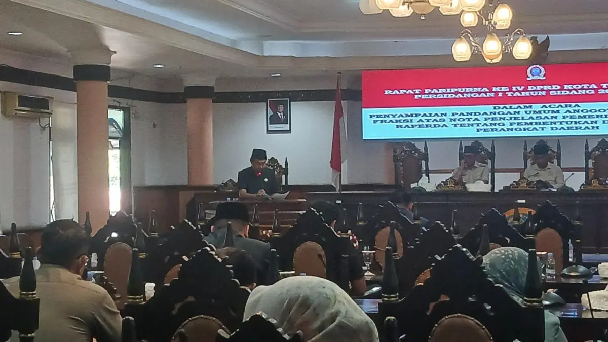 PARIPURNA : Ketua Fraksi PDI Perjuangan DPRD Tarakan Markus Minggu saat menyampaikan pandangan fraksi. AGUS DIAN ZAKARIA/RADAR TARAKAN