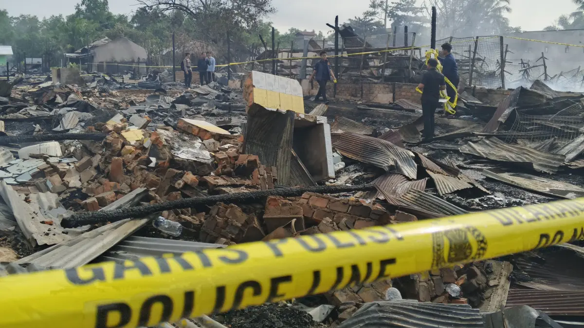 PENGAMANAN: Polres Tana Tidung memasang police line di lokasi kebakaran. 