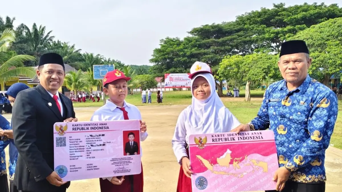 SERAHKAN : Camat Sebatik Tengah, Aris Nur menyerahkan secara simbolis KIA yang merupakan hasil dari layanan jemput bola yang dilaksanakan Pemerintah Kecamatan Sebatik.&nbsp;