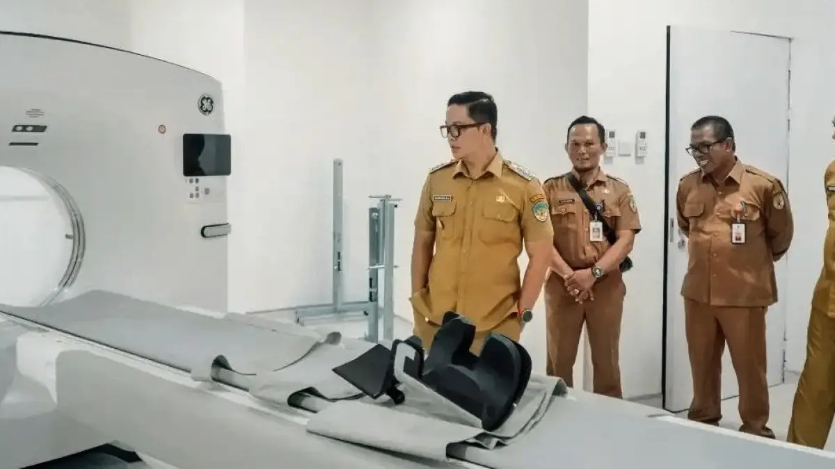 ALKES: Bupati Ibrahim Ali meninjau CT scan yang sedang dirakit di PHTC RSUD Akhmad Berahim. FOTO: DKISP