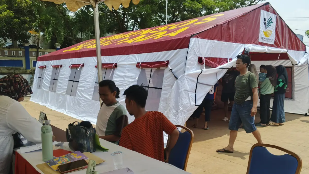 BANTUAN: Pendataan sekaligus pengambilan bantuan bagi korban kebakaran Tideng Pale dan Tideng Pale Timur. (FOTO: SOPIAN/RADAR TARAKAN)