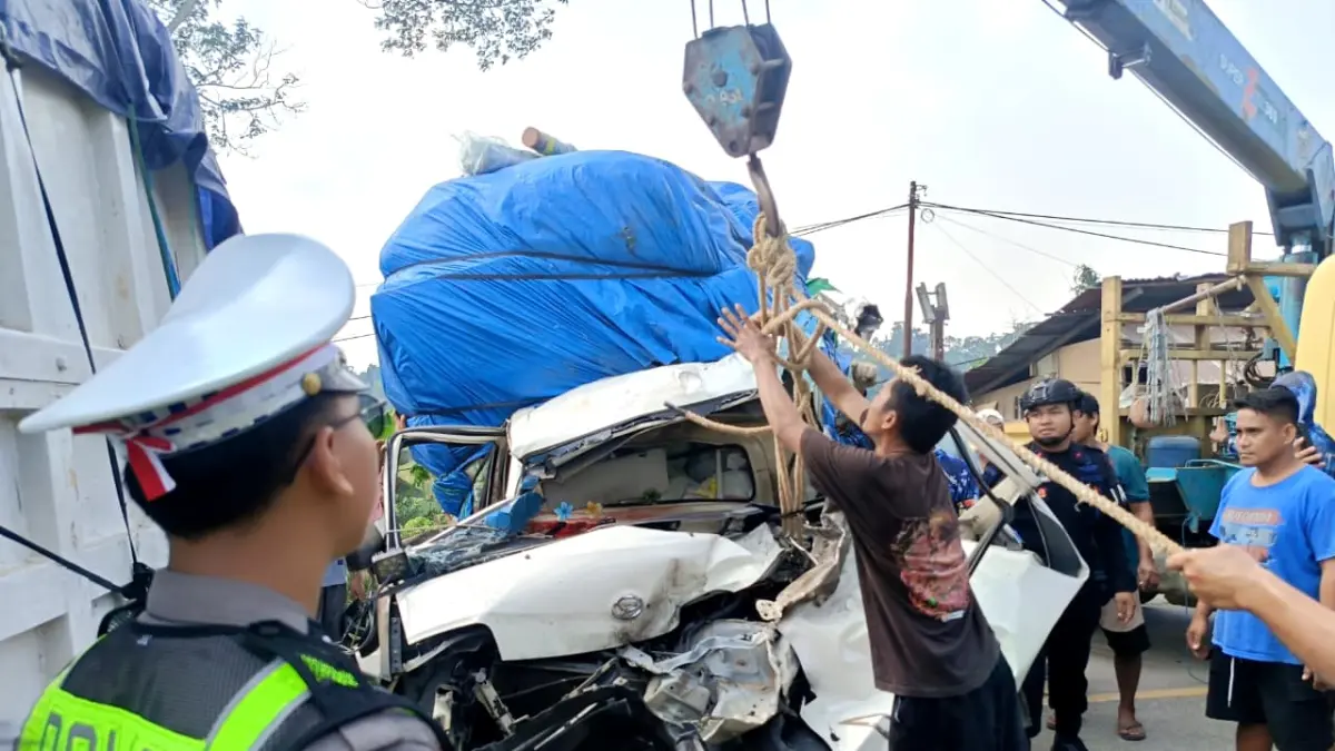 EVAKUASI KENDARAAN: Petugas kepolisian bersama warga mengevakuasi Daihatsu Gran Max Pick Up yang ringsek setelah menabrak bagian belakang truk di Jalan Poros Bulungan–Malinau KM 02, Tanjung Selor, Rabu (19/8).