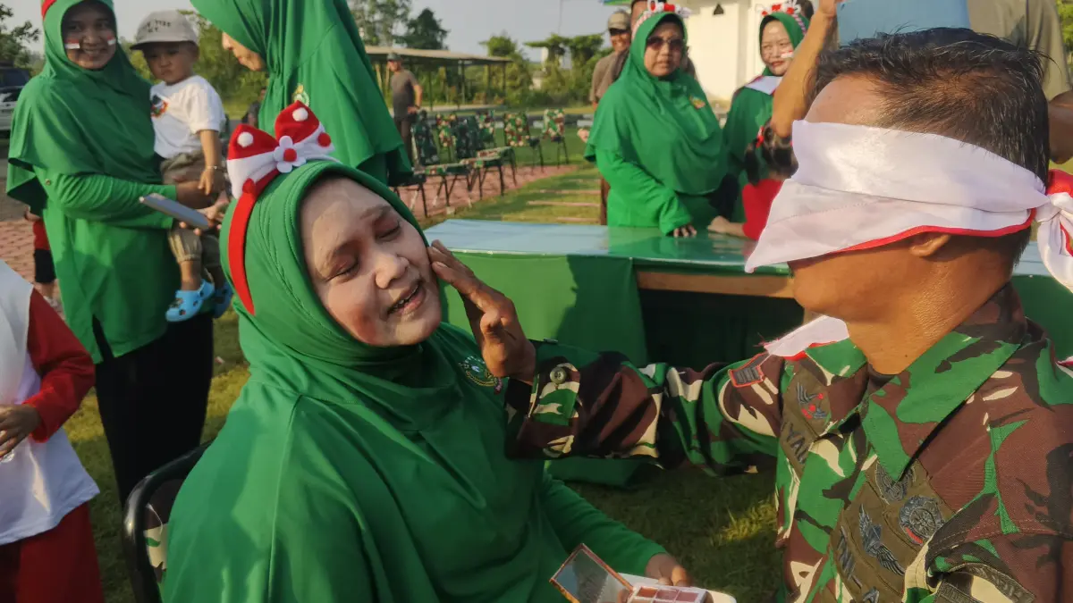 HUT KEMERDEKAAN: Lomba mekap yang digelar Persit Kartika Chandra Kirana Kodim 0914/TNT. 