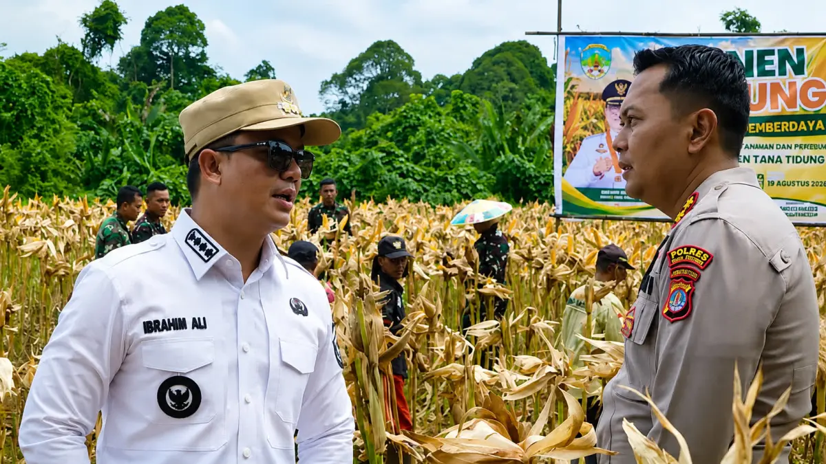 KETAHANAN PANGAN; Bupati Ibrahim Ali bersama Kapolres AKBP Eko Nugroho berada di tengah kebun jagung di Rian Rayo usai panen. (FOTO: DKISP)
