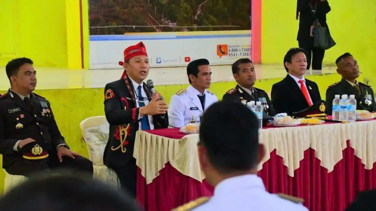 KOORDINASI : Bupati Nunukan, H. Irwan Sabri bersama Kapolres Nunukan AKBP Ruslaeni saat saat ramah tamah bersama para camat, kepala desa, dan kepala adat se-Krayan Raya di Gedung Serbaguna Long Bawan.&nbsp;