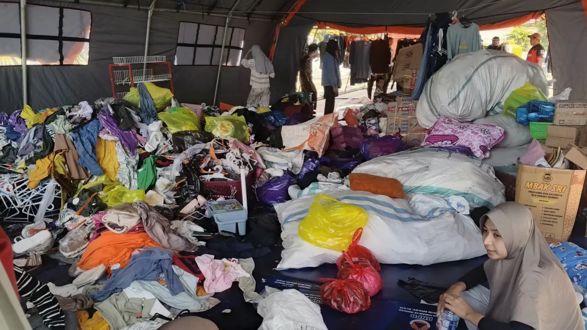 KORBAN KEBAKARAN: Penampungan sementara korban kebakaran di halaman Pendopo Djaparuddin. (FOTO: SOPIAN/RADAR TARAKAN)