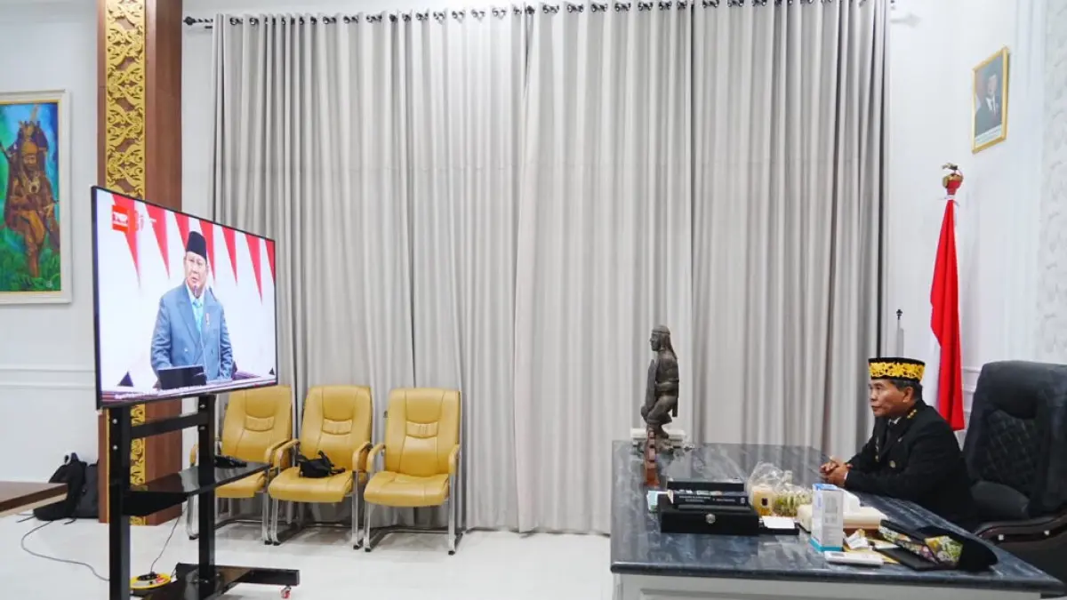 MENYIMAK : Gubernur Kaltara H. Zainal A. Paliwang ketika menyimak pidato kenegaraan Presiden RI, Prabowo Subianto.