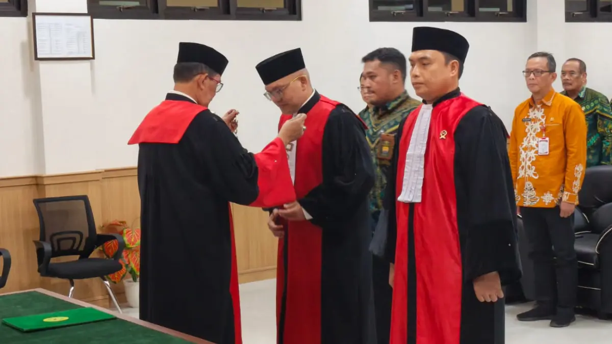 PELANTIKAN : Ketua PT Kaltara Prof. Dr. Syahlan menyematkan tanda jabatan kepada Ketua PN Nunukan Kelas II Dewantoro dalam prosesi pelantikan, Rabu (19/8). 