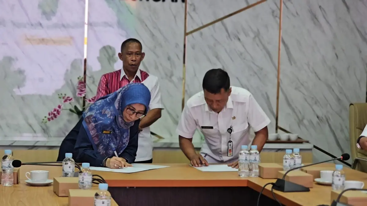 PENANDATANGANAN: Sekda Bulungan H. Risdianto menandatangani dokumen pengembalian aset, Rabu (19/8). 
