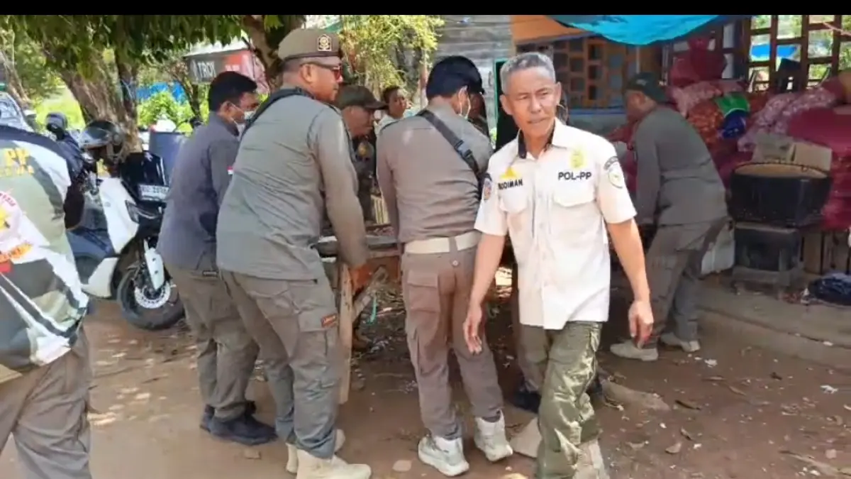 PENERTIBAN; Satpol PP Tana Tidung tertibkan pedagang yang berjualan memakan badan jalan di Jalan Padst Karya Tideng Pale Timur. 