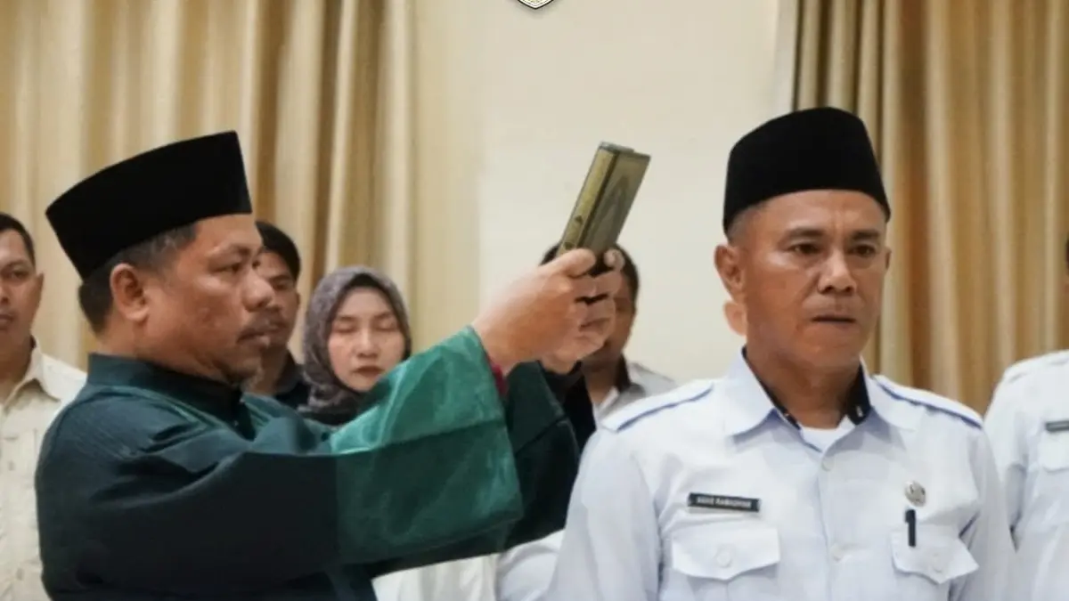 SUMPAH JANJI: Agus Ramadhan resmi dilantik sebagai Pj Kades Sambungan, Kecamatan Tana Lia menggantikan almarhum Muluk Sulaiman, Rabu (19/8).FOTO: SOPIAN/RADAR TARAKAN