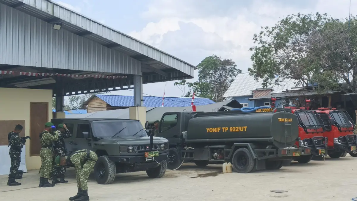 DILENGKAPI BERTAHAP: Sejumlah armada Yonif 922/Upun Taka diparkir tanpa menggunakan garasi. (FOTO: SOPIAN/RADAR TARAKAN)