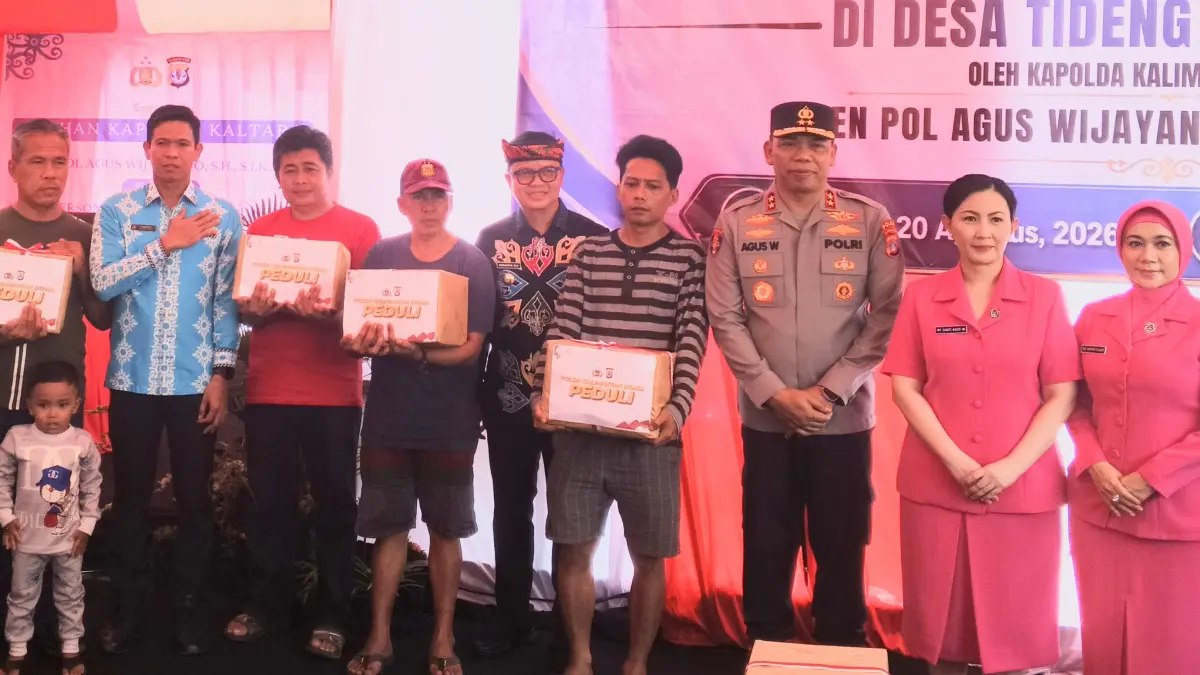 KEPEDULIAN: Kapolda Kaltara Irjen Pol. Agus Wijayanto bersama Bupati Ibrahim Ali usai menyerahkan bantuan kepada korban kebakaran di Desa Tideng Pale. (FOTO: SOPIAN/RADAR TARAKAN)