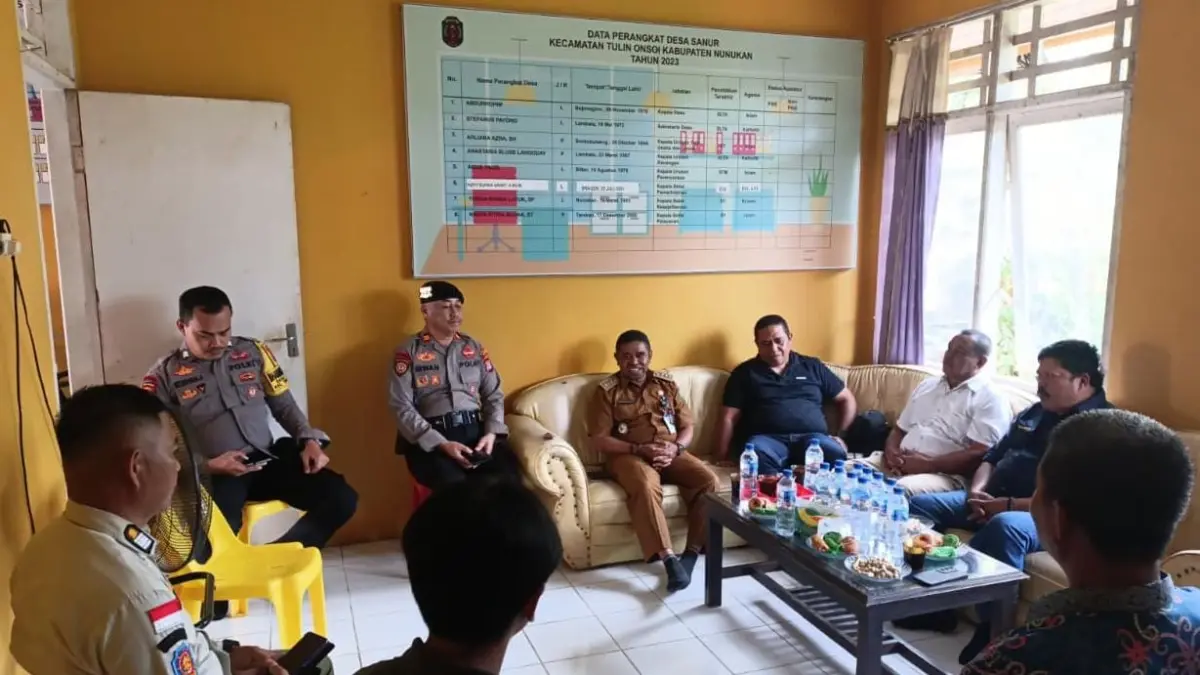 KOORDINASI : Camat Tulin Onsoi, Kepala Desa Sanur, Kapospol Tulin Onsoi, perwakilan warga sekaligus pengusaha yang mengerjakan proyek bermusyawarah di Kantor Desa Sanur.&nbsp;