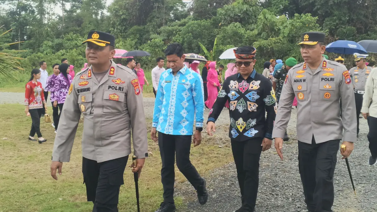 KUNJUNGAN KERJA; Kapolda Kaltara Irjen Pol Agus Wijayanto didamping Kapolres AKBP Eko Nugroho dan Bupati Ibrahim Ali serta Ketua DPRD Tana Tidung di Mako Polres Tana Tidung, Kamis siang (20/8).