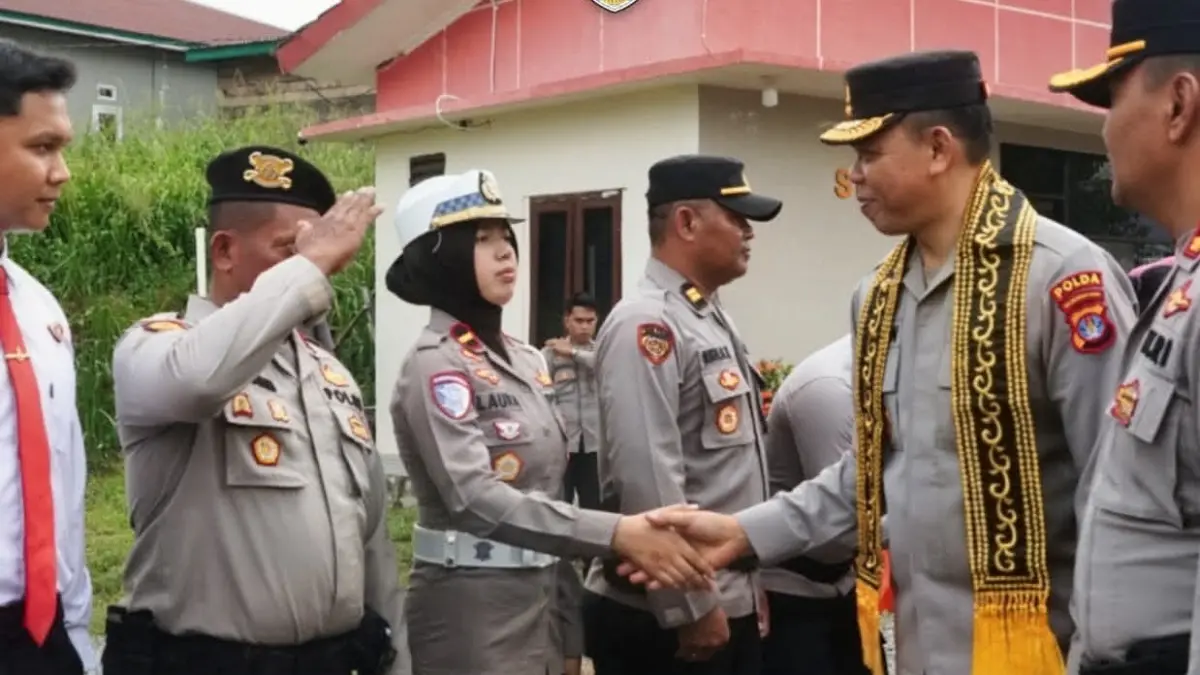 KUNJUNGAN PERDANA: Kapolda Kaltara Irjen Pol Agus Wijayanto disambut personel Polres Tana Tidung, Kamis (20/8). FOTO: DKISP