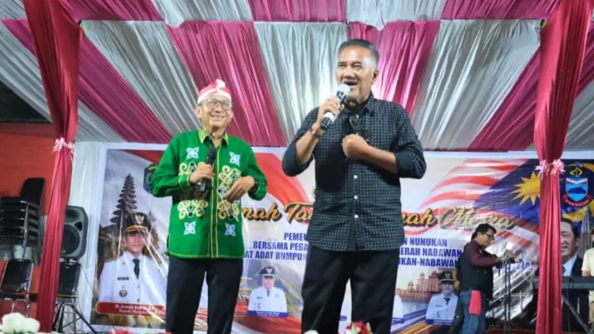 PERSAUDARAAN : Wakil Bupati Nunukan, Hermanus bersama Pejabat Daerah Nabawan, Sabah, Malaysia, Tuan Ts. Marshal Bin Anthony saat malam ramah tamah yang berlangsung di Desa Mansalong, Kecamatan Lumbis, Rabu (19/8) malam.