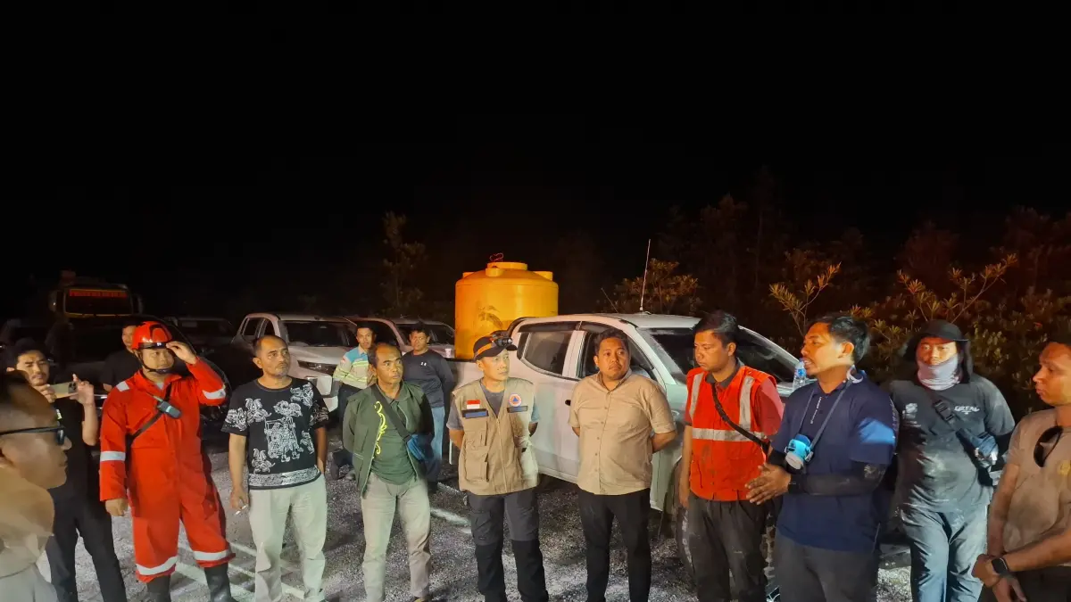 TINJAU KARHUTLA : Ex Officio BPBD Bulungan, H. Risdianto turun langsung ke lapangan meninjau lokasi karhutladi Bulungan, Kamis (20/8) malam.