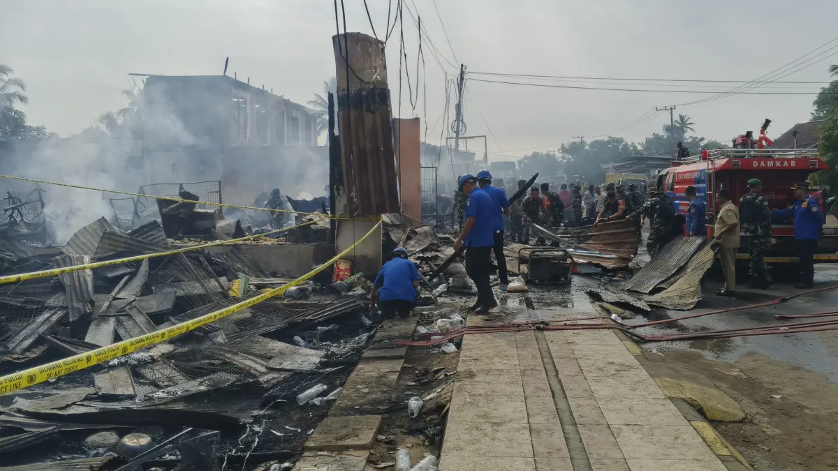 BERSIH-BERSIH: Tim gabungan TNI, Polri, Damkar dan yang terkait lainnya melakukan pembersihan lokasi eks kebakaran di Jalan Jenderal Sudirman pada Selasa (19/8). FOTO: SOPIAN/RADAR KALTARA