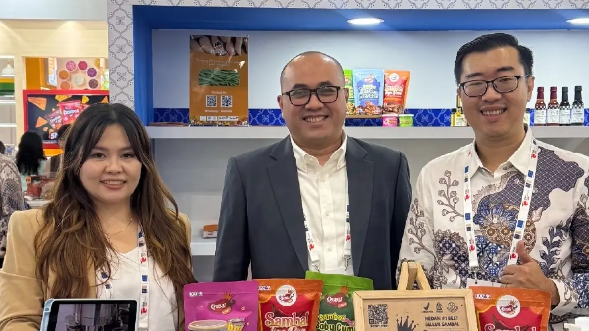 Pelaku UMKM asal Medan memamerkan produk sambal dan olahan kuliner unggulan dalam ajang pameran produk UMKM.