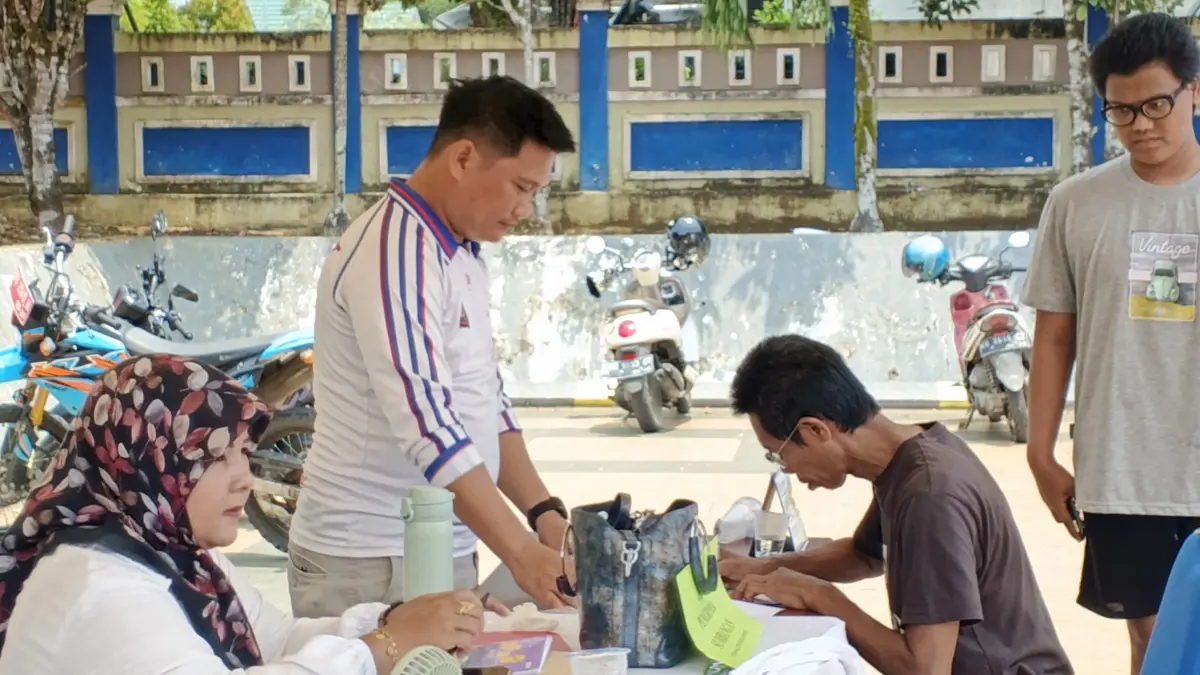 PENDATAAN: Dinsos-P3APMD Tana Tidung menerima laporan korban kebakaran di posko penampungan sementara di halaman Pendopo Djaparudin (FOTO: SOPIAN/RADAR TARAKAN)