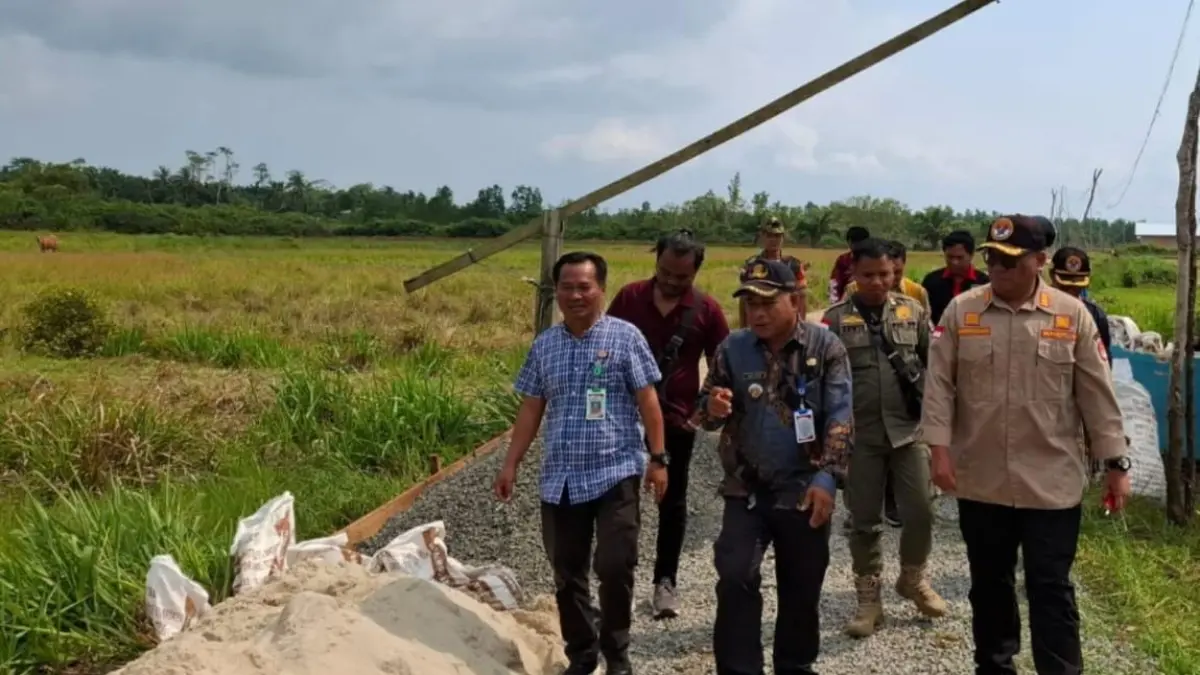 PENINJAUAN : Camat Sebatik Utara, bersama Kepala Desa Seberang, Babinsa Desa Seberang, Kepala PLBN Sebatik, serta tokoh masyarakat melakukan peninjauan sebagai tindak lanjut laporan masyarakat.&nbsp;