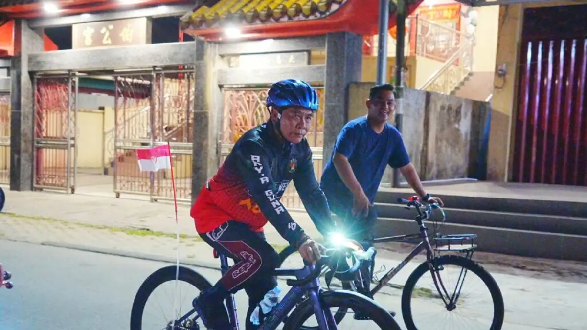 OLAHRAGA : Gubenur Kaltara H. Zainal A. Paliwang ikut gowes bersama ratusan warga di Tepian Kayan.FOTO: DKISP