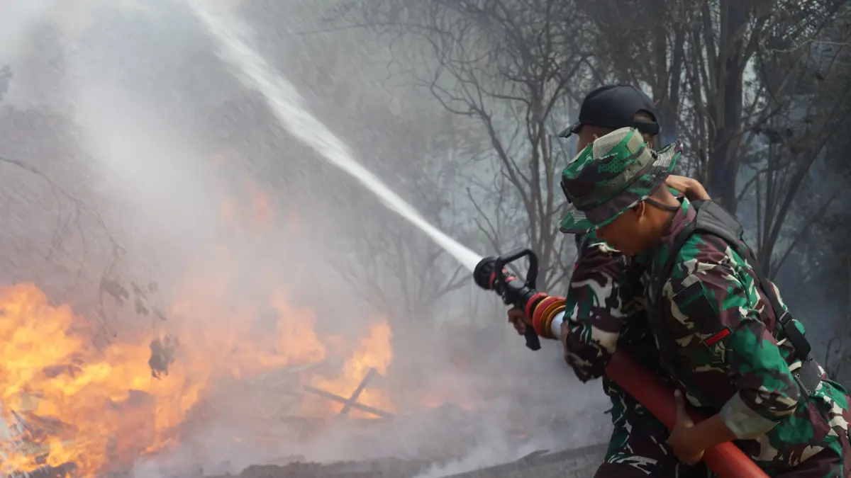 PADAMKAN KARHUTLA : Personel berjibaku memadamkan karhutla yang terjadi di wilayah Bulungan.