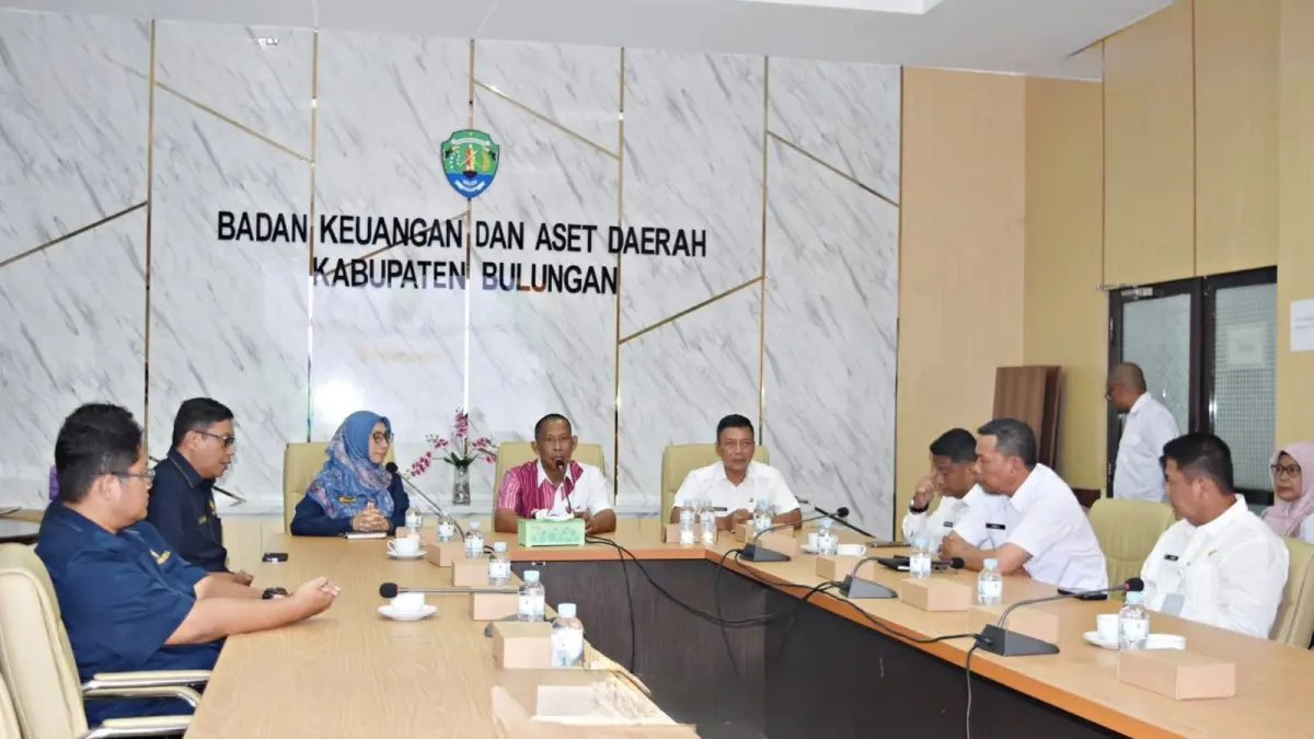 PENGEMBALIAN : Bupati Bulungan Syarwani menerima kunjungan jajaran DjPb Kaltara. Dalam pertemuan ini dilakukan sesi pengembalian aset daerah.
(Taslee/Radar Tarakan)