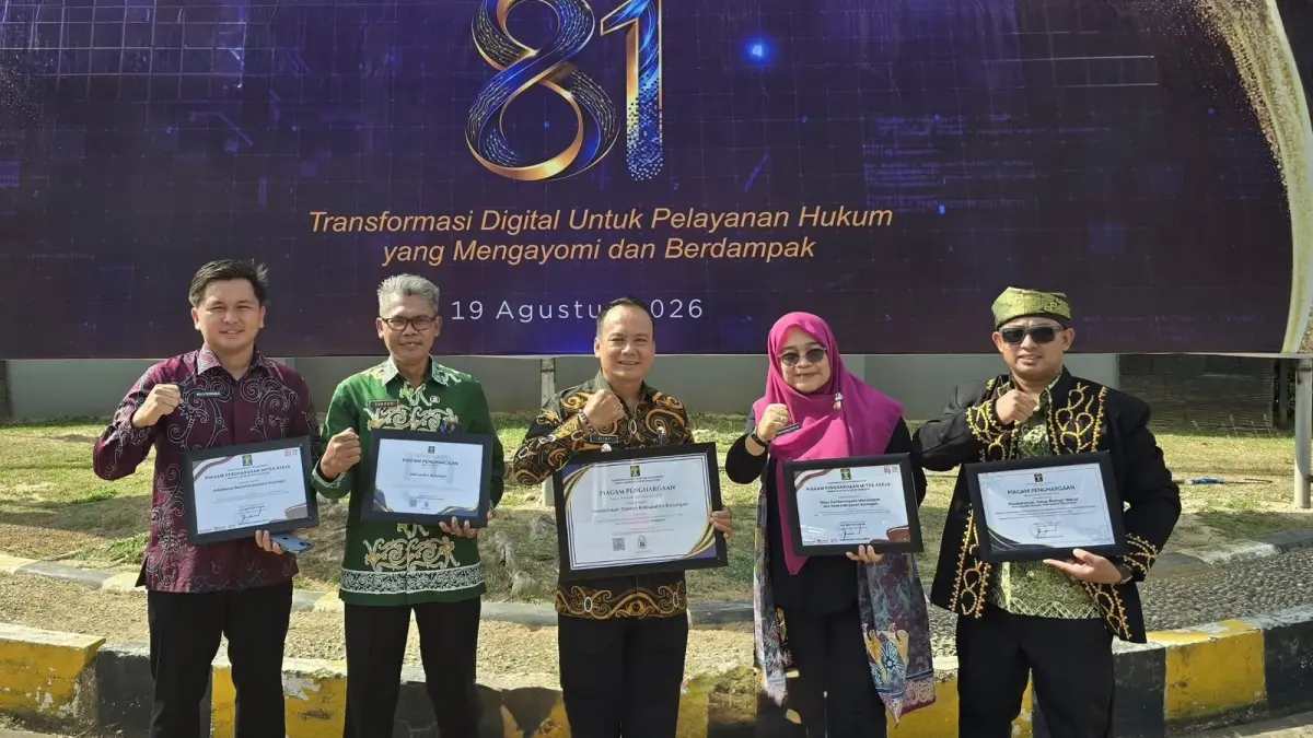 PENGHARGAAN : Wakil Bupati Bulungan, Kilat menerima penghargaan di Samarinda.
(Taslee/Radar Tarakan)