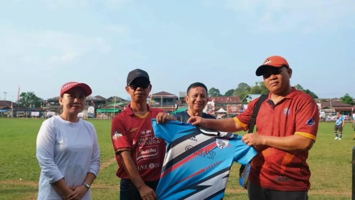 PERSAHABATAN : Penyerahan kaos tim dari Tim Nabawan Sabah, Malaysia kepada tim yang diperkuat Wakil Bupati Nunukan, Hermanus sebagai simbol persahabatan, sportivitas dan hubungan kekeluargaan yang terus terjalin antara masyarakat Lumbis Raya dan Nabawan. PEMKAB NUNUKAN&nbsp;