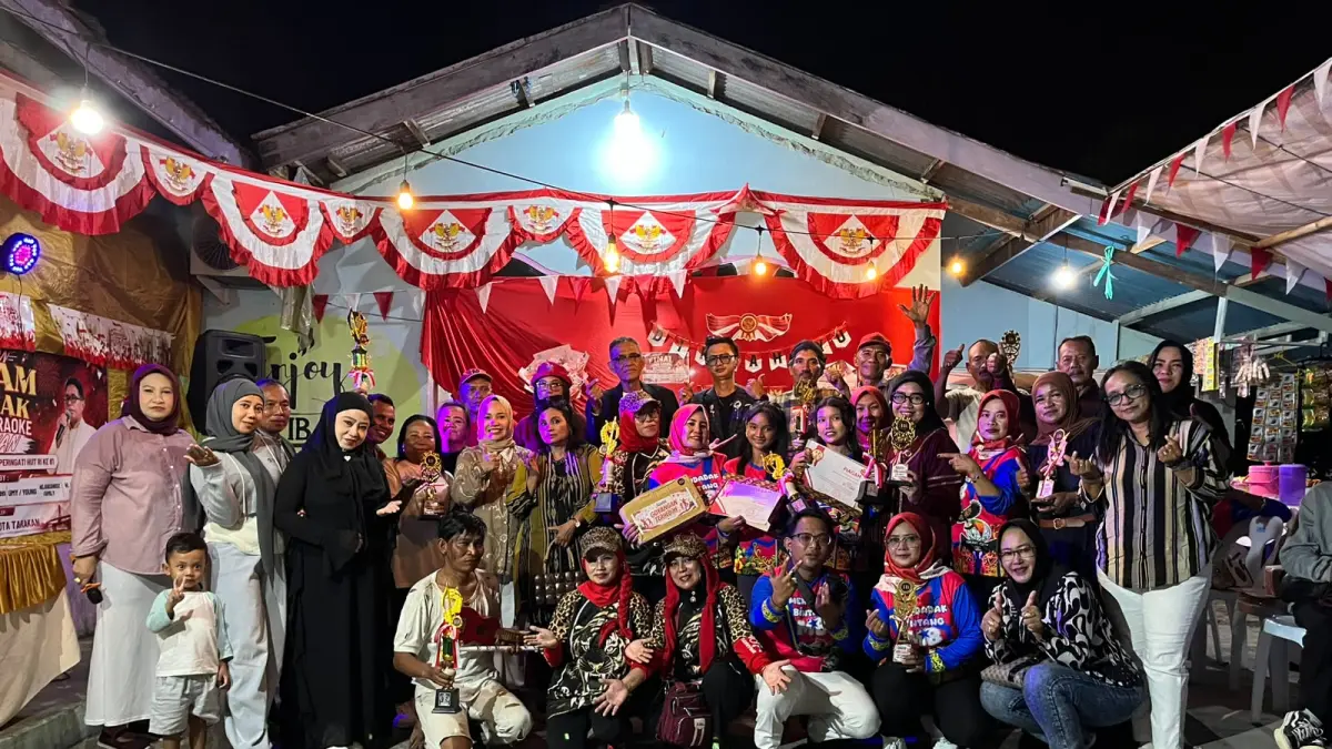 Foto Bersama : Panitia dan Para Pemenang Lomba Karaoke Dadakan, Sabtu (22/8).