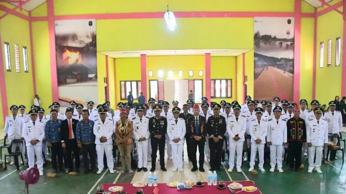 KOORDINASI : Bupati Nunukan, H. Irwan Sabri saat ramah tamah bersama camat, kepala desa, dan kepala adat se-Krayan Raya di Gedung Serbaguna Long Bawan, Kecamatan Krayan. PEMKAB NUNUKAN