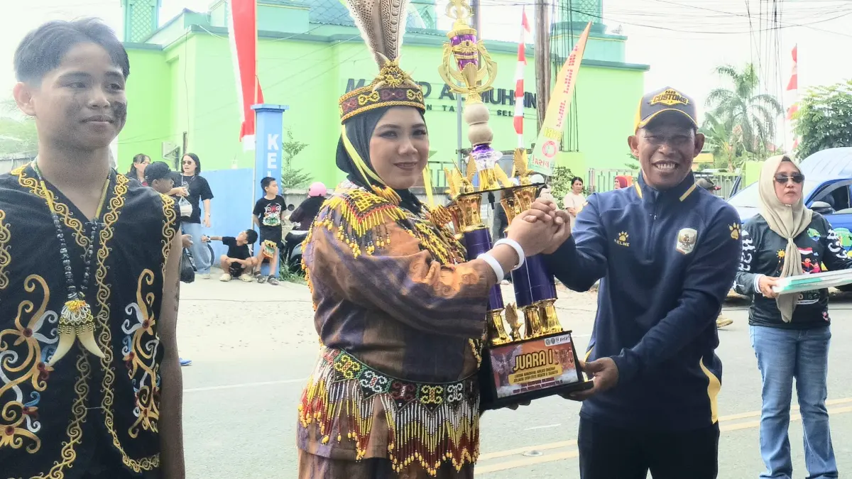 LESTARIKAN BUDAYA: Bupati Syarwani menyerahkan piala kepada pemenang karnaval kreasi daerah 2026.FOTO: SOPIAN/RADAR TARAKAN)