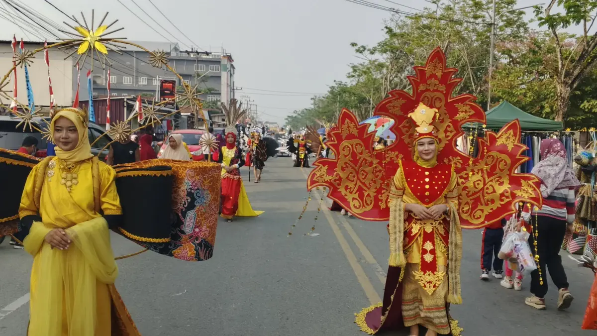 PAWAI:Ribuan pelajar Bulungan ramaikaj Karnaval Kreasi Daerah yang digekar PGRi Bulungan. (FOTO: SOPIAN/RADAR TARAKAN