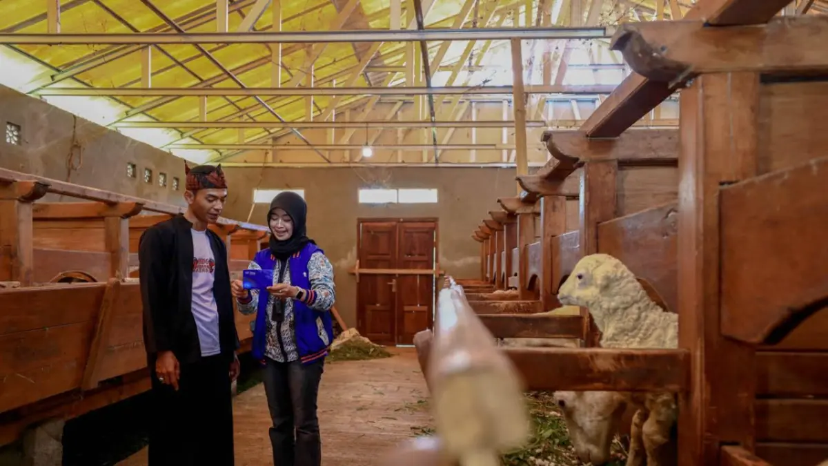 Pendamping program pemberdayaan mengunjungi peternak domba untuk melihat langsung proses pemeliharaan ternak sebagai bagian dari pengembangan usaha dan peningkatan ekonomi masyarakat.