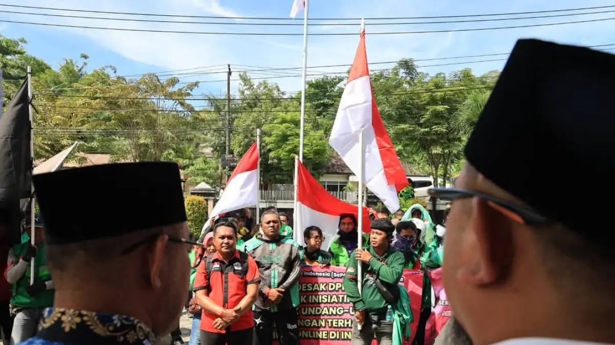 REGULASI KHUSUS: Ratusan pengemudi online di Kota Tarakan melakukan Aksi Damai. SePOI Kaltara meminta adanya regulasi khusus lindungi pengemudi online. AGUS DIAN ZAKARIA/RADAR TARAKAN