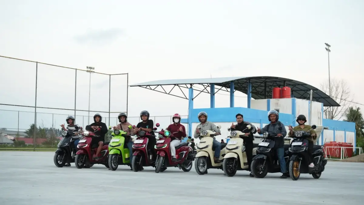 Sejumlah peserta berpose bersama jajaran sepeda motor Honda usai mengikuti kegiatan berkendara yang digelar sebagai wadah kebersamaan sekaligus mempererat komunitas pecinta sepeda motor Honda.