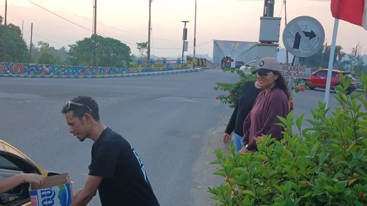 AKSI: &nbsp;Kerukunan Keluarga Besar NTT Kabupaten Malinau saat melaksanakan penggalangan dana disimpang empat Jembatan Malinau Kota. FOTO: DIPA/RADAR TARAKAN